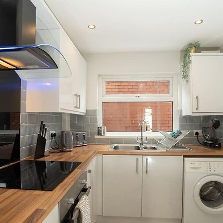 Cozy Townhouse, Walking Distance To Belfast City Exterior photo