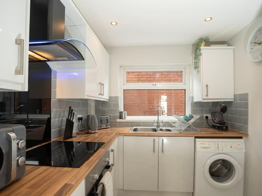 Cozy Townhouse, Walking Distance To Belfast City Exterior photo