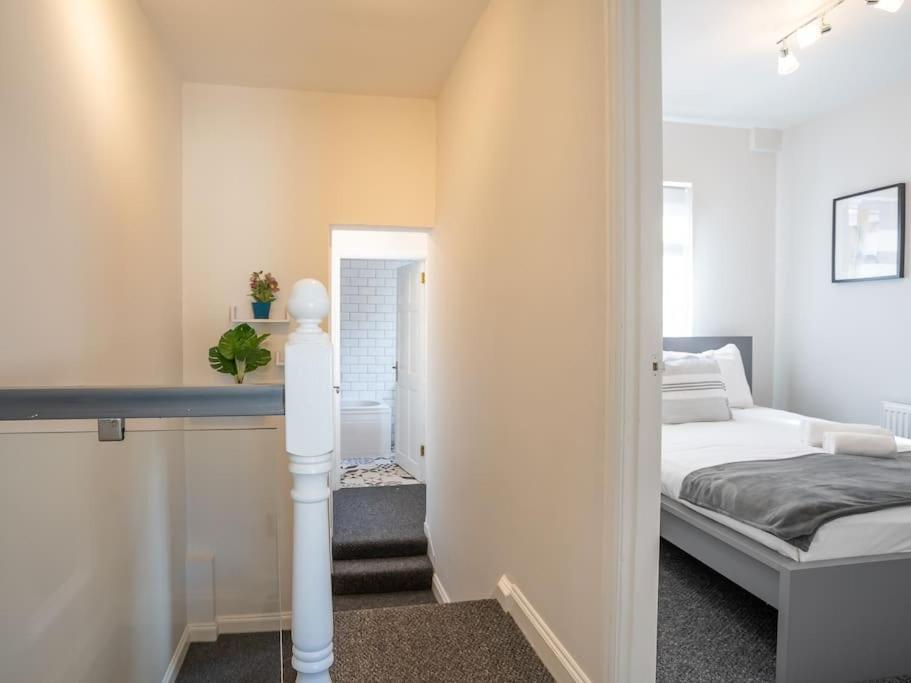 Cozy Townhouse, Walking Distance To Belfast City Exterior photo