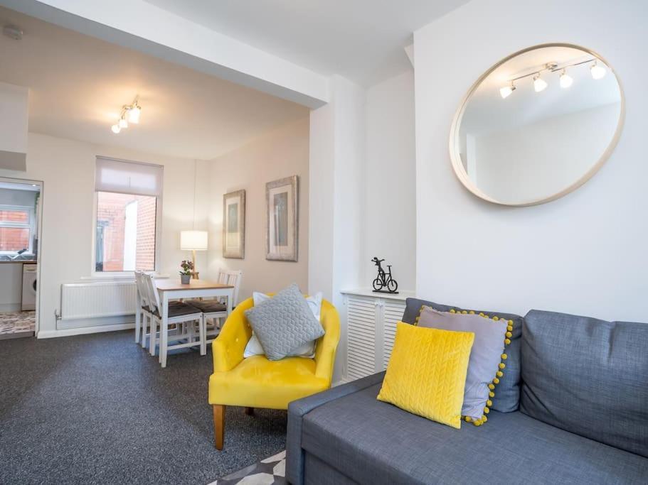 Cozy Townhouse, Walking Distance To Belfast City Exterior photo