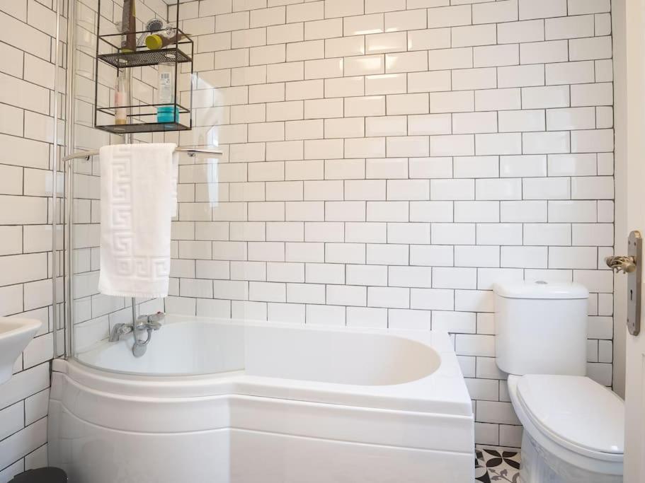 Cozy Townhouse, Walking Distance To Belfast City Exterior photo