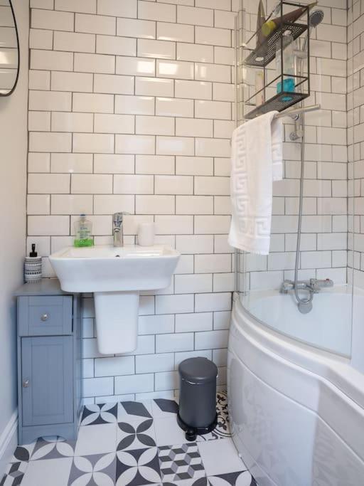 Cozy Townhouse, Walking Distance To Belfast City Exterior photo