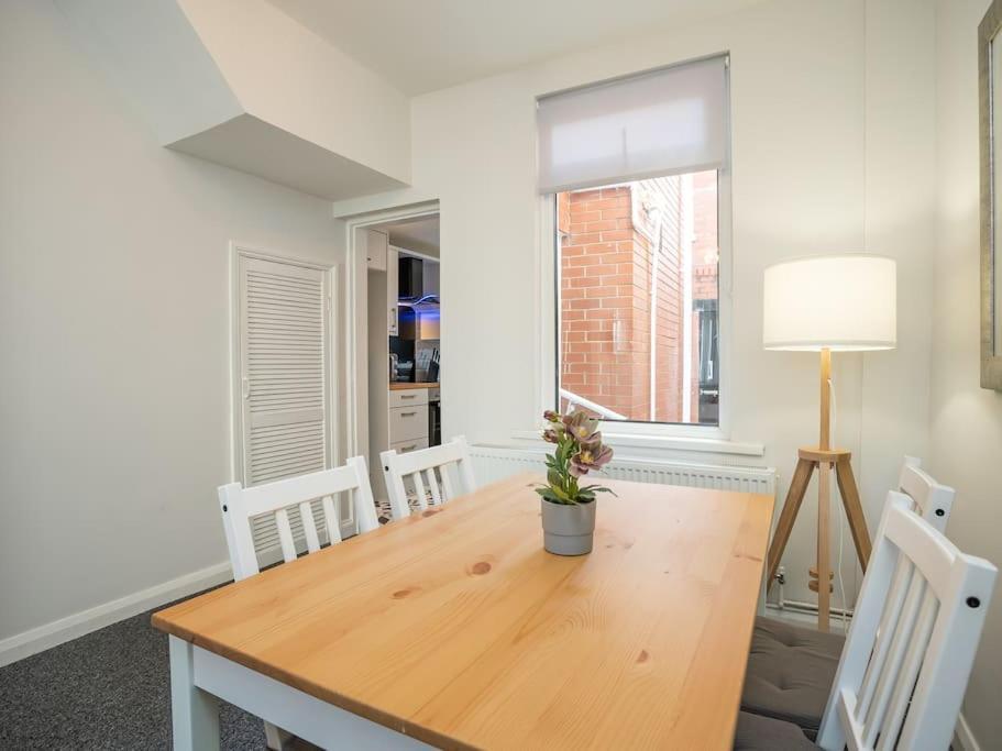 Cozy Townhouse, Walking Distance To Belfast City Exterior photo