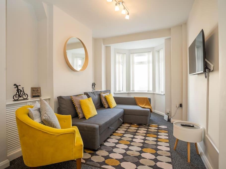 Cozy Townhouse, Walking Distance To Belfast City Exterior photo